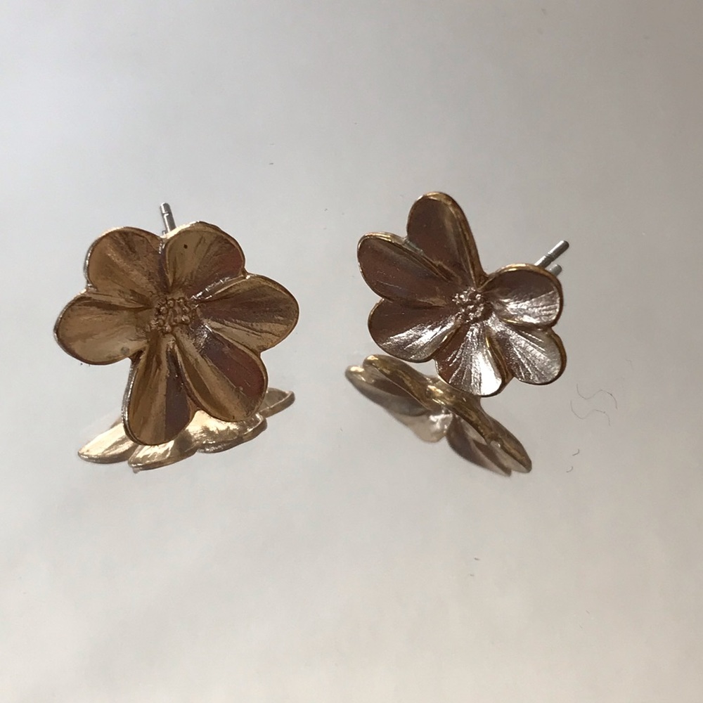 Gold hued flower stud earrings